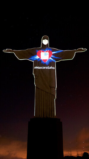 Cristo Redentor se pone la mascarilla contra el COVID-19