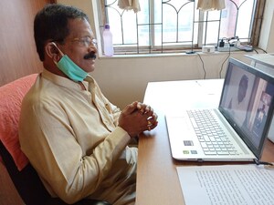 केंद्रीय आयुष मंत्री, श्रीपद नायक ने कोविड-19 से संघर्ष के लिए आयुष मंत्रालय द्वारा अपनाई गई 'अभिनव पद्धति' के बारे में स्वर्णिम स्टार्टअप एंड इनोवेशन यूनिवर्सिटी के छात्रों को संबोधित किया