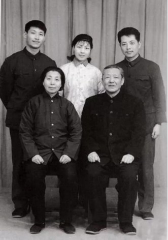 Xi Jinping's family photo in 1975. /CCTV