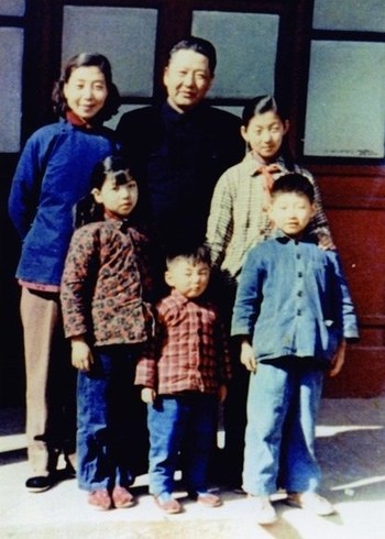 Foto da família de Xi Jinping em 1959. /CCTV (PRNewsfoto/CGTN)