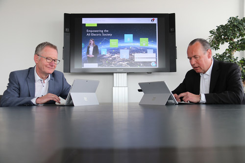 (from left to right) CTO Roland Bent and CEO Frank Stührenberg also answered customer questions in a live chat (PRNewsfoto/Phoenix Contact)