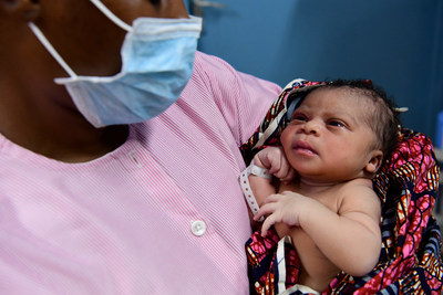 A nurse gives the first care, with a mouth mask, to a newborn in the health center of Port Bouet, a suburban Of Abidjan, in the South of Cte d'Ivoire (CNW Group/Canadian Unicef Committee)