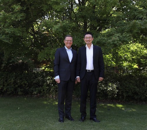 Jolyon Bulley (CEO of IHG Greater China) and Ray Chen (CEO of Accommodation Business Trip.com Group)
