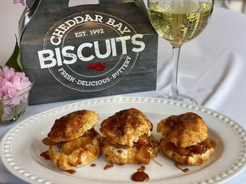 Red Lobster® is encouraging guests to make delicious treats with Cheddar Bay Biscuits® like the Cheddar Bay Biscuit Apple Pie Sliders to enjoy at home on National Biscuit Day.