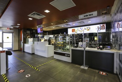 McDonald's du Canada a annoncé son plan prévoyant accueillir de nouveau les clients dans ses restaurants, en commençant par la reprise graduelle de son service de commandes à emporter. McDonald's rouvrira 30 emplacements au Canada où les nouvelles mesures et marches à suivre de protection ont été mises en place, avant le lancement national. (Groupe CNW/McDonald's Canada)