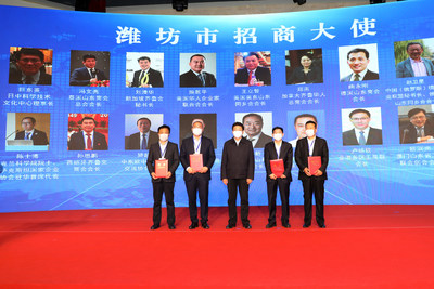 Tian Qingying, Deputy Secretary of the Municipal Party Committee and Mayor of Weifang issues letters of appointment to the Investment Promotion Ambassadors.