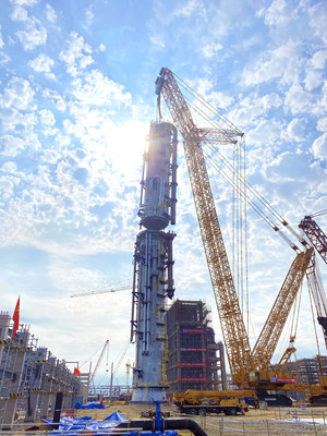 O guindaste sobre esteiras XGC88000 de 4.000 toneladas da XCMG levanta a maior torre de lavagem EO/EG do mundo. (PRNewsfoto/XCMG)