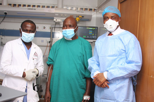 L-R: Prof. Kamar Adeleke, Consultant Interventional Cardiologist; Oluwatoyin Adebiyi, patient; and Dr. Tunde Lalude, Group Medical Director, Reddington Hospital at the press conference to announce the first complex open-heart surgery in Nigeria by Reddington Hospital in Lagos. (PRNewsfoto/Reddington Hospital)