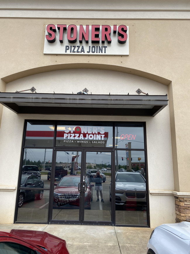 Stoner's Pizza Joint Signs New ThreeUnit Franchise Agreement with