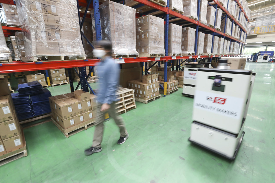 5G autonomous carts transport smartphones and other devices to designated locations, as requested by the control center and the person in charge, at KT’s Seobu Distribution Center.