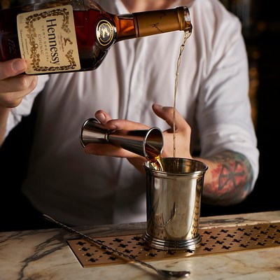 La Maison Hennessy fait un don de $ 50,000 CAD au Fonds de Bienfaisance des Bartenders (Groupe CNW/Mot Hennessy Canada)