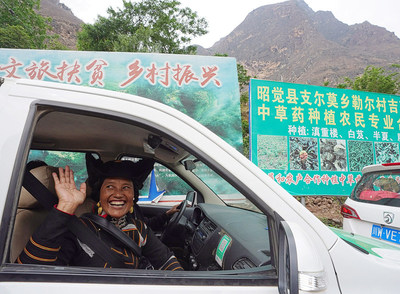 A resident of Aluleer village heads to her new home located in the county seat of Zhaojue, Sichuan province, on May 12, 2020. [Photo by Yin Gang for China Daily]