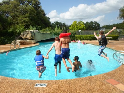 Disfrutando de la piscina en el campus de RMYA (PRNewsfoto/Roy Maas Youth Alternatives (RM)
