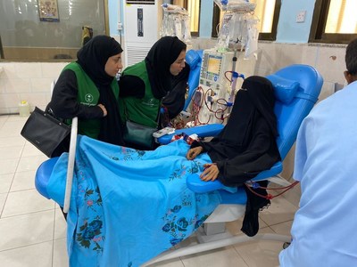 Representatives of the Saudi Development and Reconstruction Program for Yemen (SDRPY) visiting a patient in Aden General Hospital