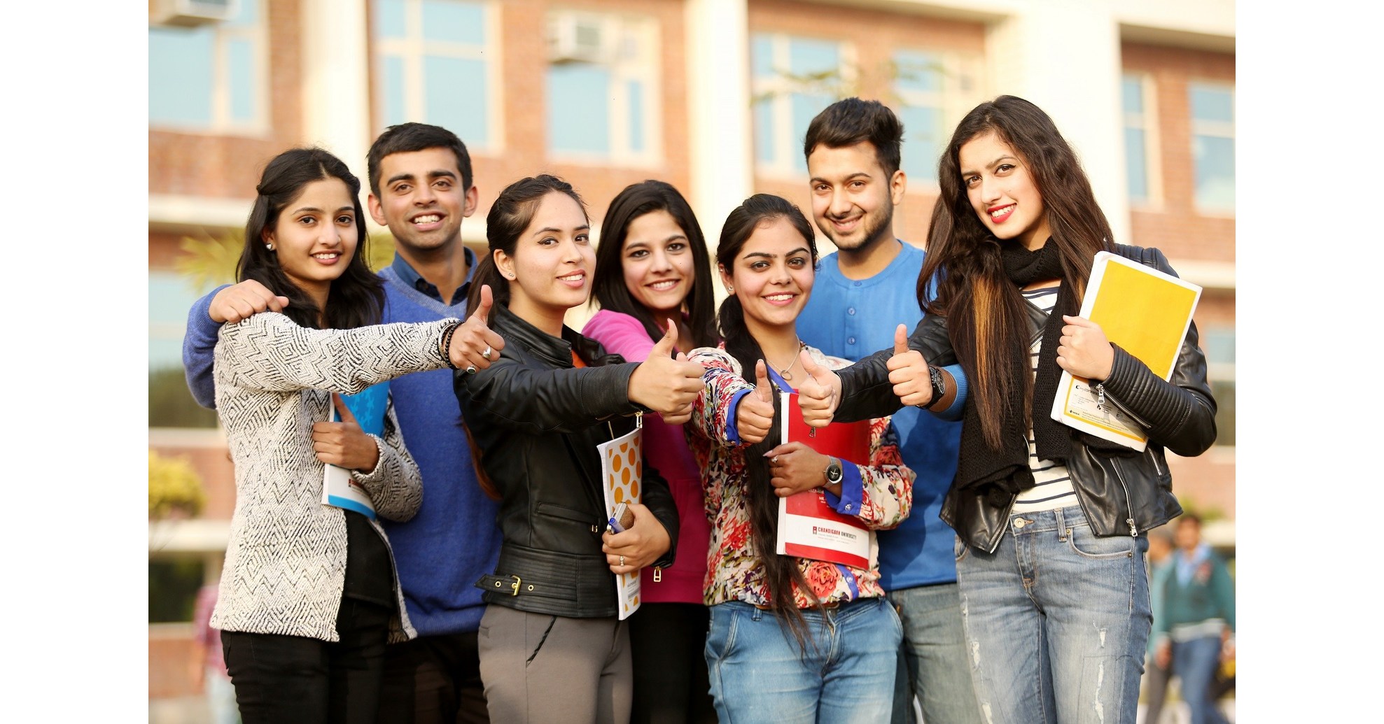 Come to university. Пакистанские студенты. Группа студентов. Современная молодежь Индии. Индус студент.