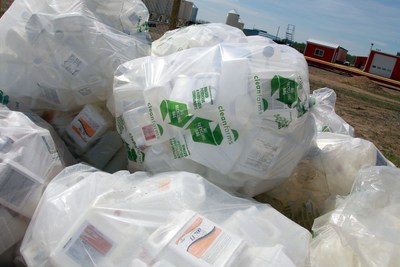 Cruches vides de pesticides et d'engrais collectes par Cleanfarms pour le recyclage. Photo Cleanfarms (Groupe CNW/AgriRCUP)