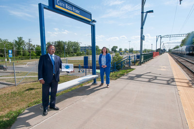 Alan DeSousa, maire de Saint-Laurent et milie Thuillier, mairesse d'Ahuntsic-Cartierville, posent  l'actuelle gare Bois-Franc. (Groupe CNW/Ville de Montral - Arrondissement de Saint-Laurent)