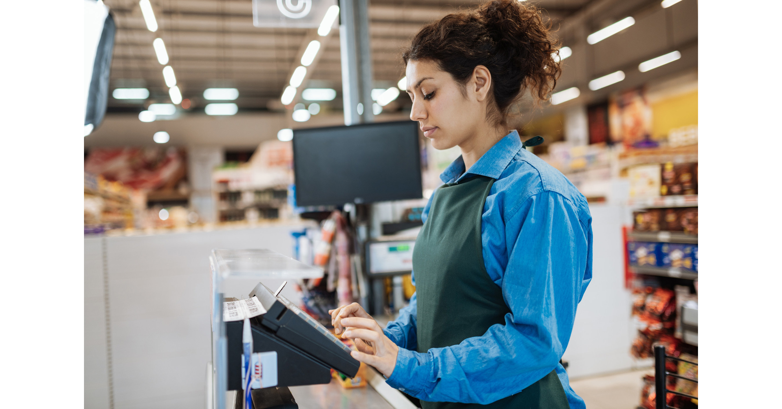 Продавец также. Кассирша в супермаркете. Кассирша в продуктовом. Кассир Сток. Работница магазина.