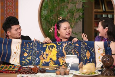 Hainan Province has launched the First Intangible Cultural Heritage Inheritance Products Shopping Festival to display the intangible cultural heritage products through the internet. The picture shows that the Network hosts have introduced Hainan Intangible Cultural Heritage products.