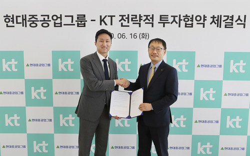 After KT and Hyundai Robotics contracts to speed up collaboration for digital transformation based on 5G, AI and smart factory, KT president Ku Hyeonmo and Hyundai Heavy Industries Holdings Senior Executive Vice President (SEVP) Chung Kisun are taking photo at the signing ceremony.