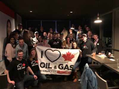 Students from the University of Alberta at the first-ever Students for Canada event showing their support for Canadian natural resources (CNW Group/Canada Action Coalition)