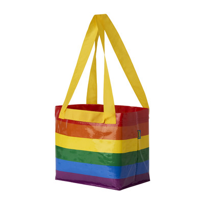 Le produit de la vente des sacs arc-en-ciel STORSTOMMA offerts en dition limite servira  soutenir le partenaire national PFLAG Canada (Groupe CNW/IKEA Canada)