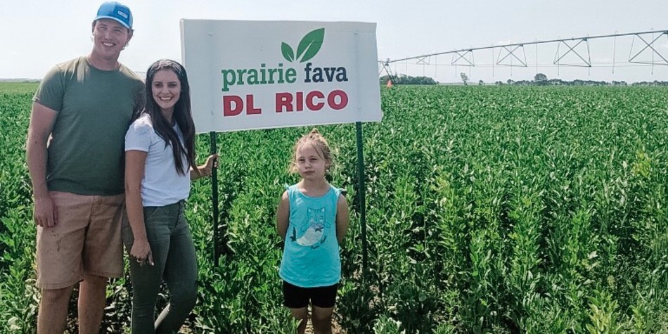 Hailey and Cale Jefferies of Prairie Fava (CNW Group/Protein Industries Canada)