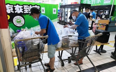 Dada Now riders picking up orders in a Walmart store in Wuhan