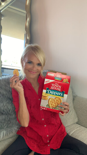 Town House® Crackers and Award-Winning Actress and Singer Kristin Chenoweth Take "Dip for Dinner" Center Stage