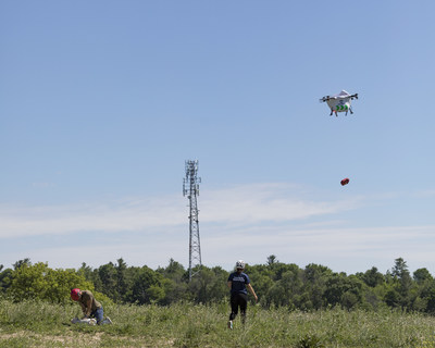 Sparrow Drone Releasing AED (Automated External Defibrillator) (CNW Group/Drone Delivery Canada)