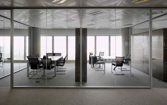 Make an impact with meeting spaces by using switchable glass technology. Smart glass goes from clear to frosted with the flick of a switch, providing privacy on demand. Add a 'wow' factor to conference rooms and enjoy design freedom.