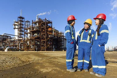 Three workers stand in front of Quest CCS facility (CNW Group/Shell Canada Limited)
