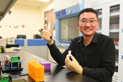 Professor Cheng Chao-Min of the Institute of Biomedical Engineering demonstrating the use of the covid-19 rapid test kit developed by his research team.