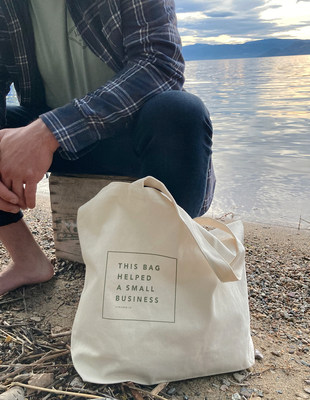 Locally made and designed cotton tote bags, with 100% of profits donated to small businesses affected by COVID-19. Ten grants awarded so far, profiled at https://thisbag.ca, Nominate a deserving small business @thisbaghelps. Sponsor a grant or donate https://thisbag.ca/sponsor-or-donate/ (CNW Group/This Bag Helps Ltd.)