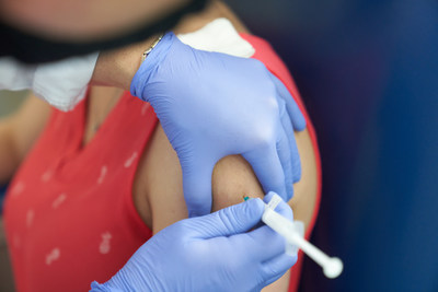 Une volontaire reoit une injection dans le cadre de l'essai clinique de phase I de Medicago pour son candidat vaccin contre la COVID-19. (Groupe CNW/Medicago)