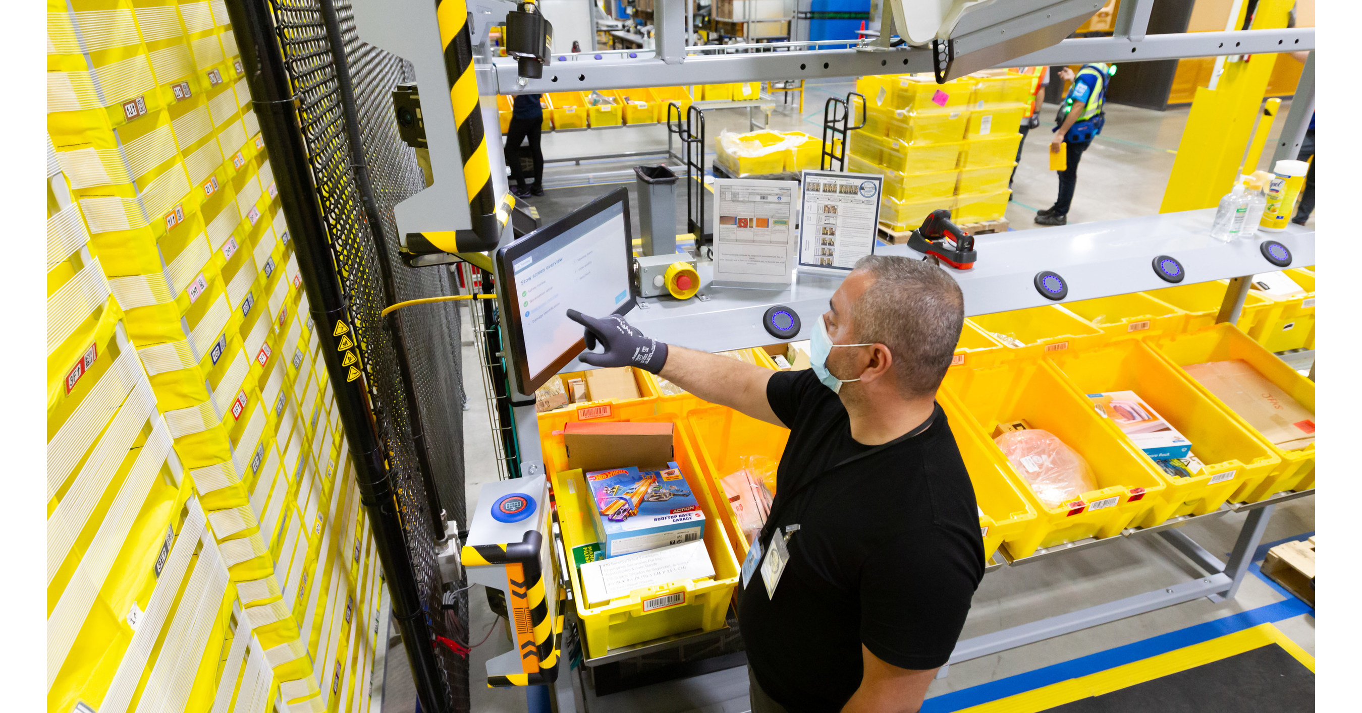 Le premier centre d'expédition Amazon au Québec célèbre son « Jour un ...