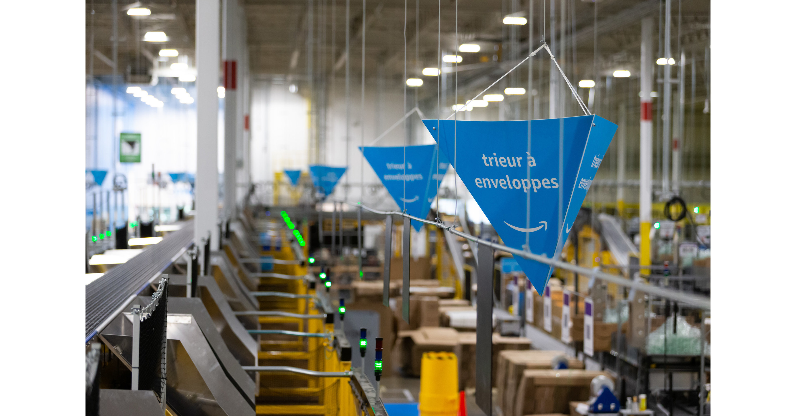 Le premier centre d'expédition Amazon au Québec célèbre son « Jour un ...