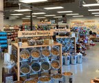 Lynnwood Center Mud Bay Celebrates Opening with PAWS Pet Food Drive