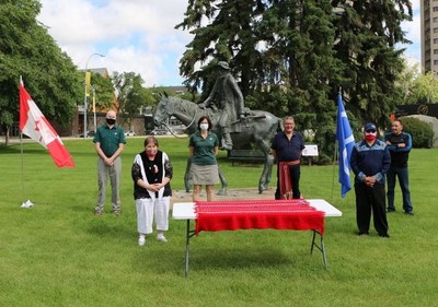 Parcs Canada et la Nation mtisse de la Saskatchewan ont sign l'accord devant la statue Gabriel Dumont au parc de l'amiti  Saskatoon. De gauche  droite: Calvert Martin, Directeur de l'unit de gestion du Nord des Prairies; Penny Hurton, Ministre du Tourisme de la NMS; Adriana Bacheschi, Directrice de l'unit de gestion du Sud de la Saskatchewan; Norman Fleury, an Mtis; Glen McCallum, prsident de la NMS; Gerald Morin, vice-prsident de la NMS (Groupe CNW/Parcs Canada)