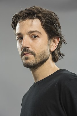 Diego Luna, Actor, Producer and Director - receiving the Award for Outstanding Achievement in Hispanic Television (PRNewsfoto/Broadcasting & Cable and Multic)