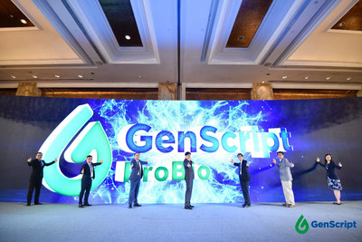 The GenScript ProBio core management team lit up the logo of ProBio