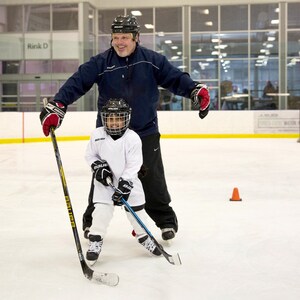 Les grands du hockey unissent leurs forces pour aider les enfants à revenir sur la glace