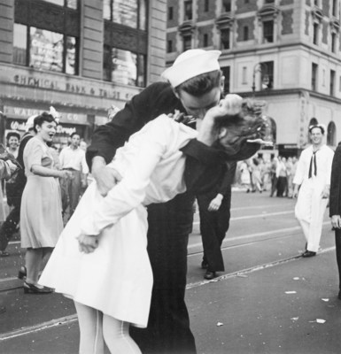 V-J Day in Times Square (The Kiss), New York City, 1945