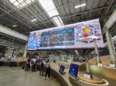 At the on-site meeting of "5G+ industrial internet" in Hunan Province, the enterprise leaders are watching the "5G+ 360 degree factory" monitoring system at SANY No.18 factory..