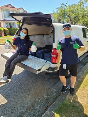 Gabriella Presgrave and Shawn Tie, FortisBC Street Team, making food deliveries on behalf of United Way and Meals on Wheels. (CNW Group/FortisBC)