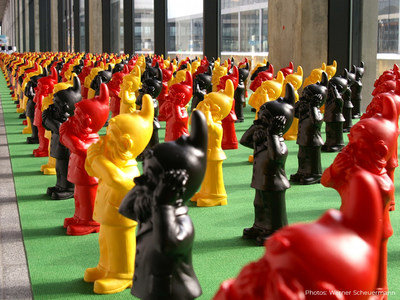 Hörl's installation (1200 gnomes): "Bearer of Secrets" in 2006 at the Karlsruhe Art Fair.