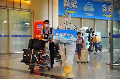 Empleados japoneses llegan al Aeropuerto Internacional de Sunan Shuofang en Wuxi, en la provincia de Jiangsu, en el este de China, a bordo de un vuelo fletado enviado por el gobierno municipal de Chuangshu el 8 de agosto. (PRNewsfoto/Xinhua Silk Road)