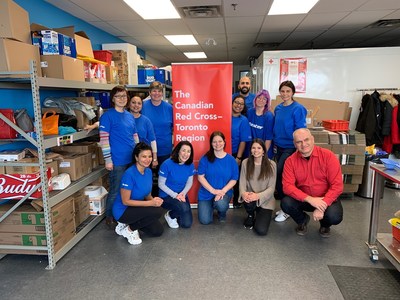 Baxter Canada employees volunteering at the Canadian Red Cross Mobile Food Bank. (CNW Group/Baxter Corporation)
