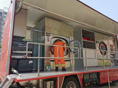 O caminhão-lavanderia itinerante da Zoomlion é usado durante o combate à inundação em um abrigo temporário de emergência (PRNewsfoto/Zoomlion)