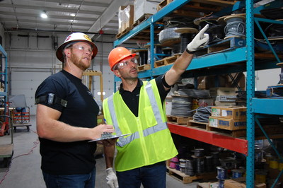 Safety Manager and Employee wearing MākuSafe wearable device
